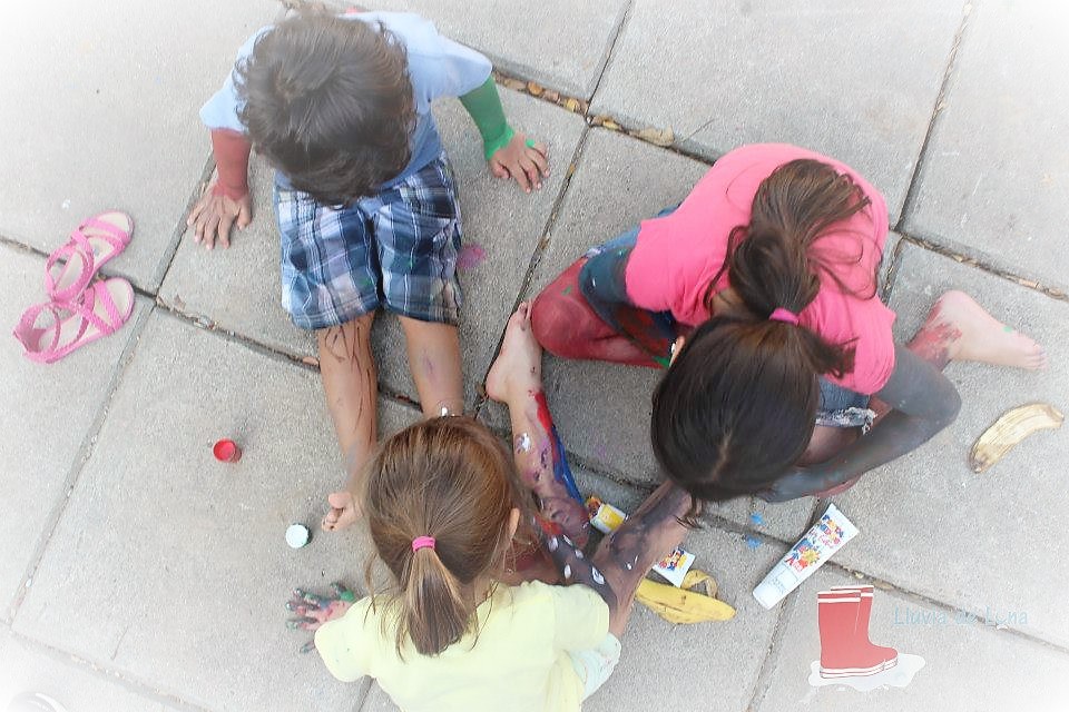 Niños explorando con pintura