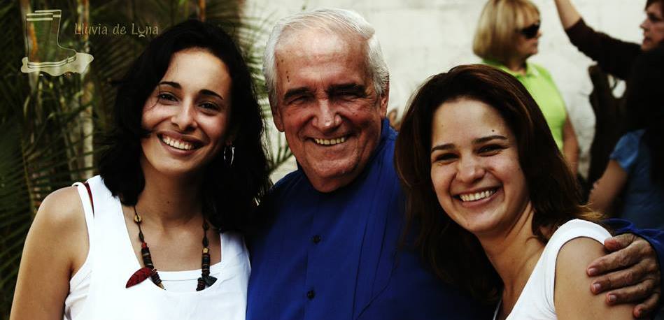 dos mujeres y un hombre sonriendo.