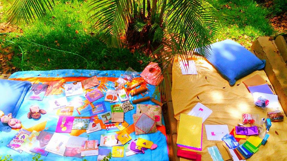 Picnic de Cuentos. Cuentos para cada edad. en la imagen se muestra como se preparan la actividad del picnic de cuentos. Los ingredientes varían de acuerdo a la edad de los niños que participen en las actividades.