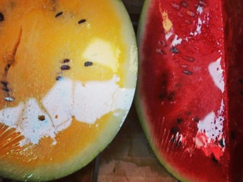 Dos patillas o sandias divinas partidas por la mitad una de color amarillo y otra de color rojo.