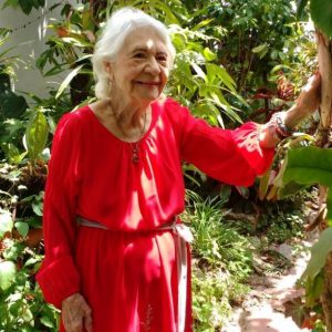 Mi Abuela en su hermoso Jardin