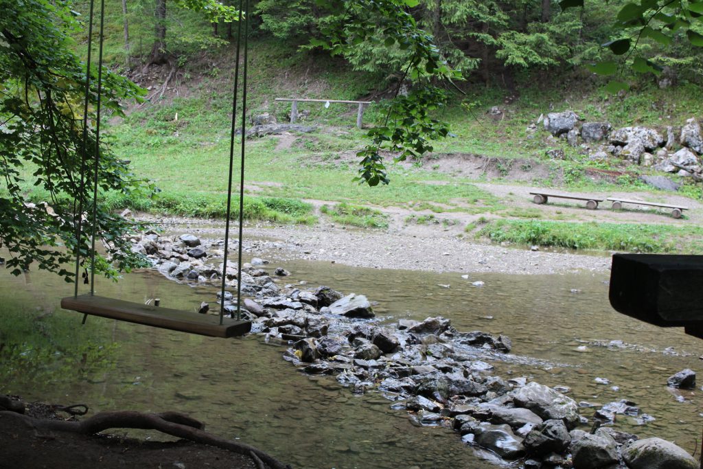 Un columpio sobre un pequeño arroyo en el Parque Nacional Tatra