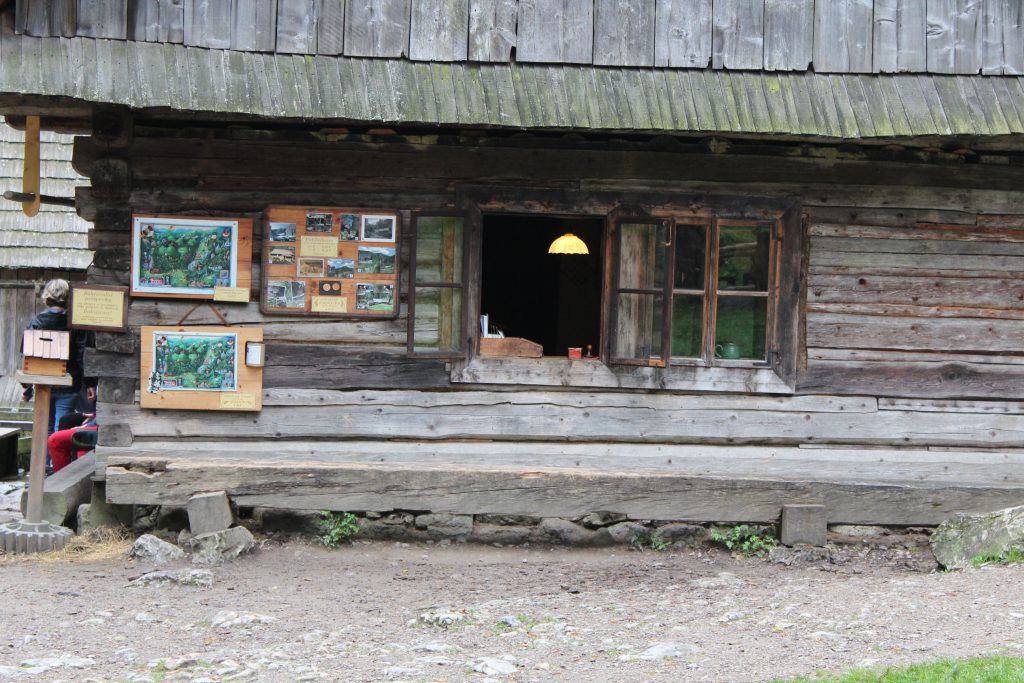 un Kiosquito de souvenirs que esta en una de las primeras paradas del parque nacional Tatras.